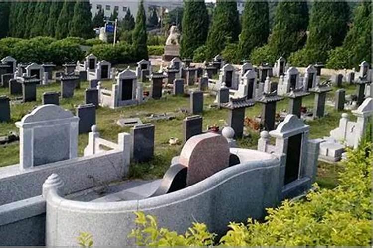 把骨灰从殡仪馆迁到墓地保管存放(不下葬),在时间上有什么风水上的要求吗。？