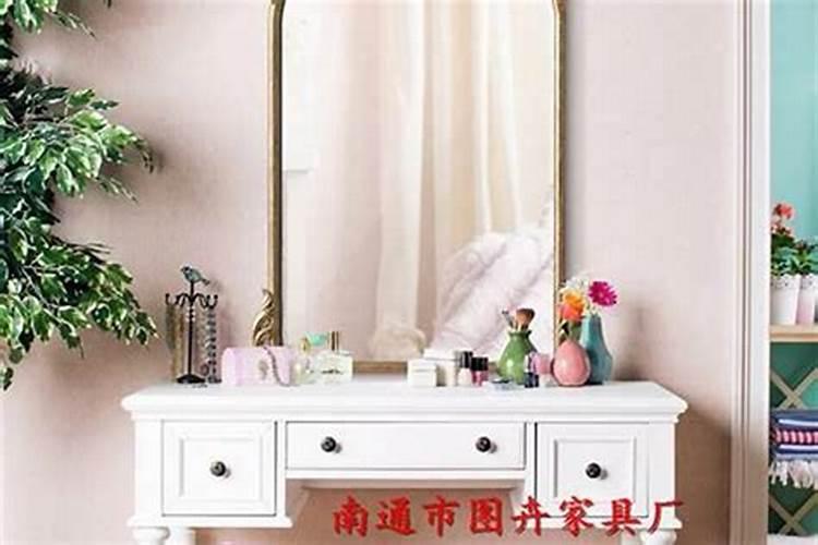 客厅放镜子好吗,镜子摆放在哪个位置风水比较好注意事项是什么pp适宜放在玄关侧面：如果需要在玄关处放置镜子，建议将其放在侧面，方便出门前整理仪容，同时避免正对大门带来的风水影响。客厅角落或墙面：镜子可以摆放在客厅的角落或侧面墙面，这样既能起到装饰作用，又不会对风水造成不利影响。二、风水较好的镜子摆放位置青龙方（左方）：风水上认为青龙方为吉方，适合摆。pph3ext3、镜子放哪旺财风水中镜子的正确摆放位置？
