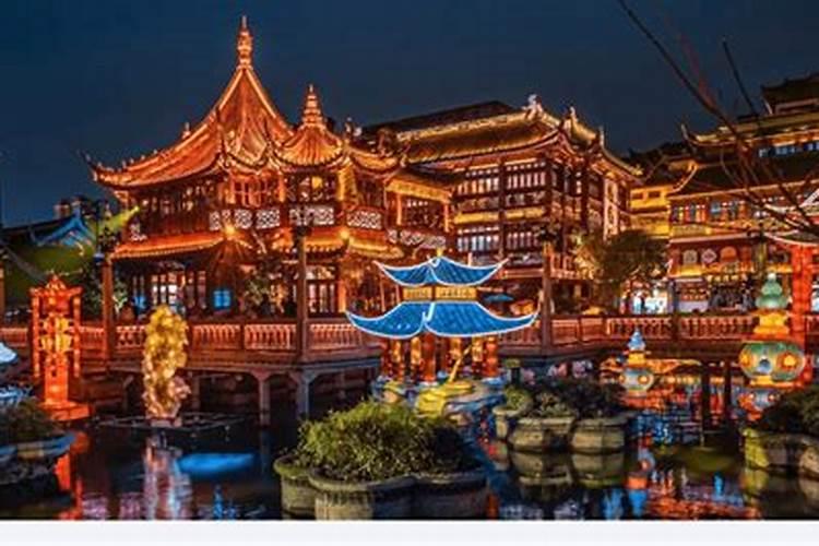上海外滩建筑群介绍,只要知道各个建筑的名字,附加建筑的图片pp上海市区黄浦江滨外滩一带，遍布着一幢幢不同国家风格的西式建筑群，故有"世界建筑博览会"之称。包括古典主义风格的亚细亚大楼(1915年)，英国古典式的上海总会大楼(1911年)、欧洲古典折中主义的海关大楼(1925年)，仿意大利文艺复兴风格的汇中饭店大楼(1906年)，装饰上采用中国传统建筑风格的中国银行大楼(19。pph3ext3、上海外滩介绍,快来看看吧