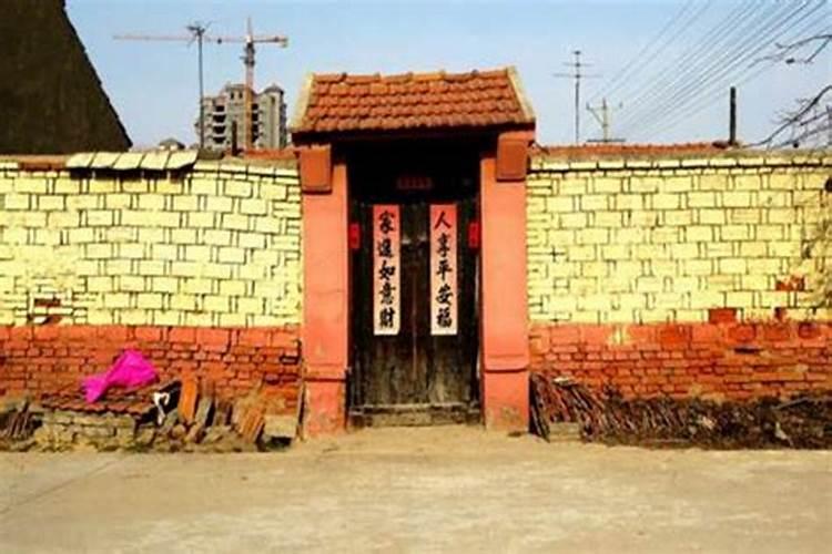 阳宅风水水流向知识pp住宅风水与城市河流风水讲“山环水抱”,“玉带环腰”,大凡在河流的弯环处，必有好气场，在河流的环抱之处，一定有好风水。但很多小区旁边的河流是直来直去的，在这种情况下，应该如何选择一般的原则是：如果住宅小区位于河流的右侧为吉，如果位于河流的左侧则为凶。至于河左、河右的确定，取决于河水的流向：当背对来水时，左手边pph3ext二、农村院子排水风水有什么禁忌吗？
