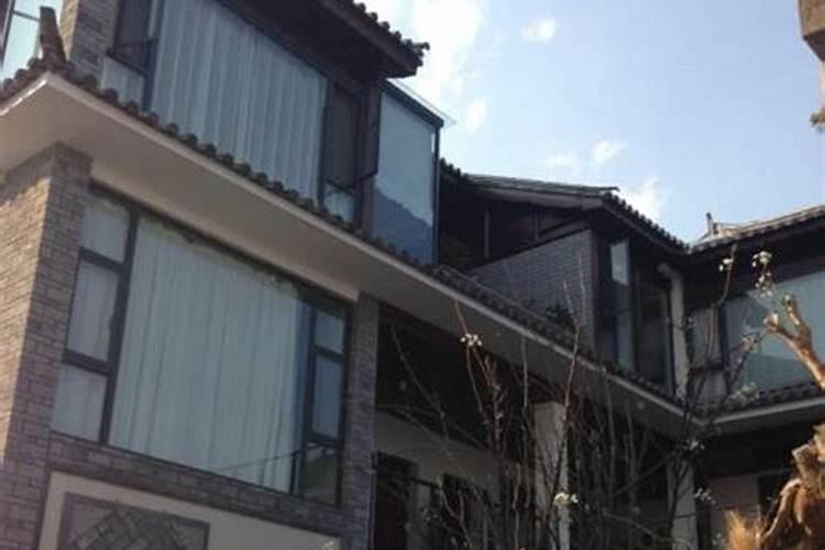 一个女生住一栋占地300平米的别墅好不好风水学？