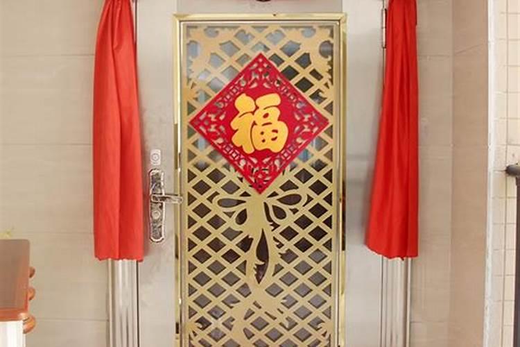 家对门邻居门头挂大红花是什么意思我们两家是门对门、很久？