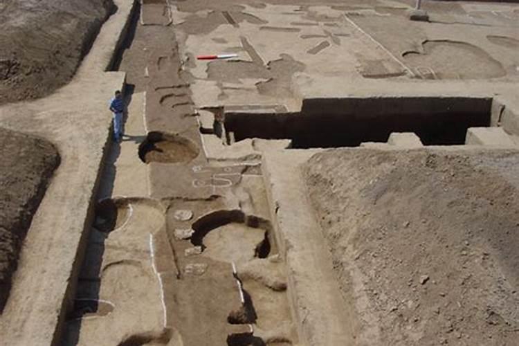 偃师二里头遗址早晚期的大型建筑基址群