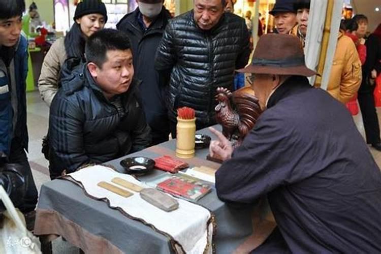 今天我在网上找了一个算命师傅。然后他让我付挂金然后我没有钱他会。