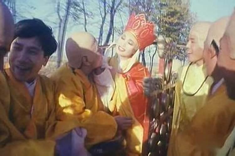 孝子贤孙伺候着风水先生扮演者