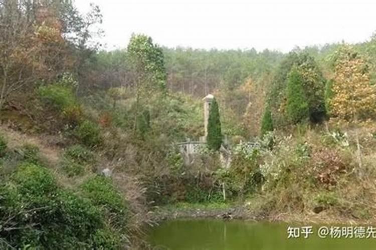 看风水大师用无人机寻得一处墓葬风水宝地,懂的人看看觉得如何？